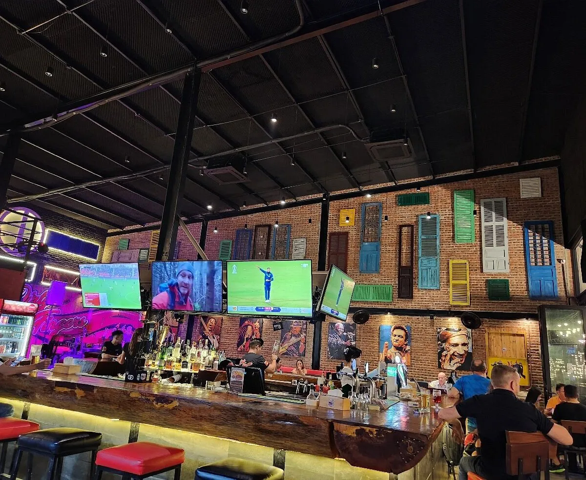 Dirty Fingers Texas BBQ and live music expat sports bar Da Nang Vietnam 2026